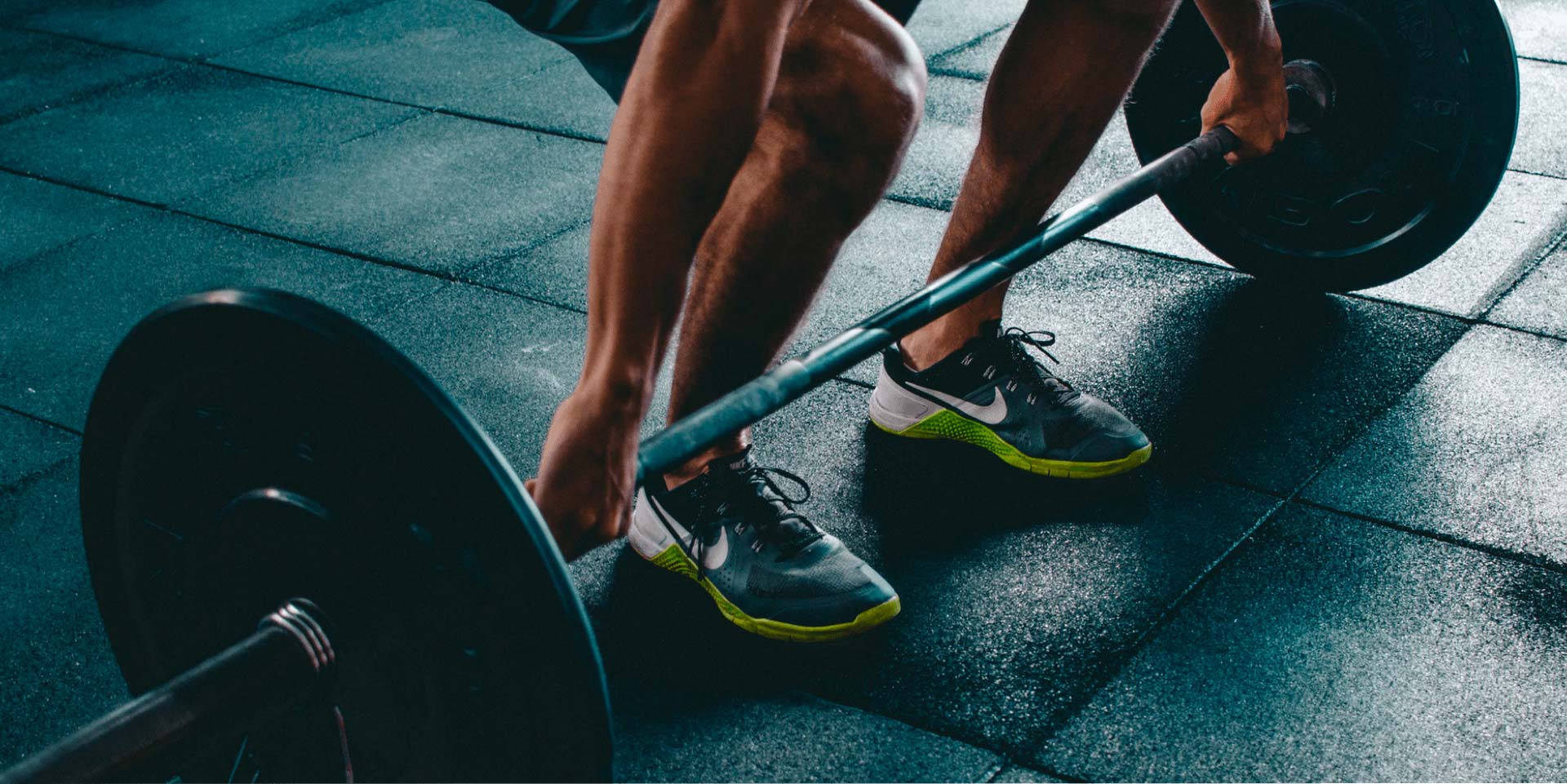 Krafttraining mit Langhantel in einem Fitnessstudio