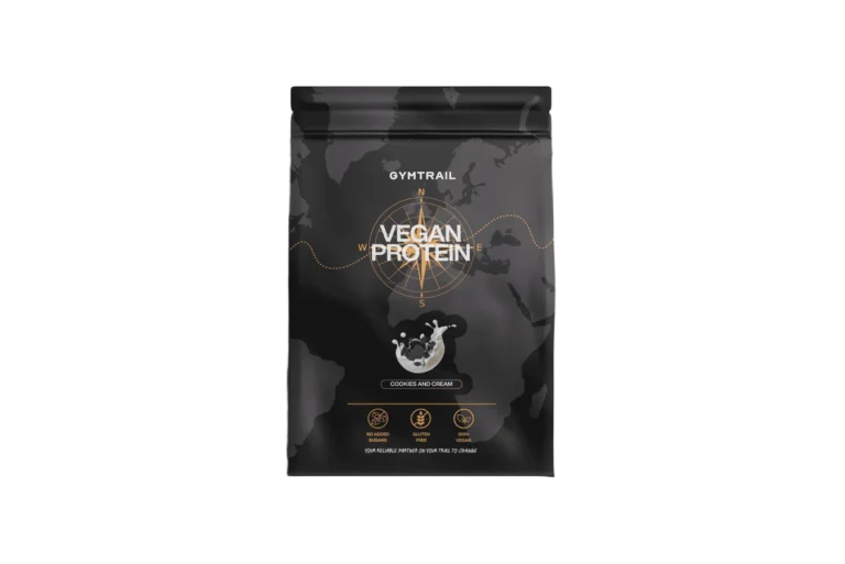 Ein schwarzer Gymtrail-Beutel für veganes Proteinpulver mit einem Weltkartenmotiv und der Aufschrift Vegan Protein in großer Schrift. Darunter steht Cookies and Cream und es werden die Vorteile hervorgehoben: Muskeln, Ernährung und Energie.