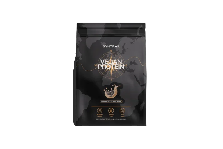 Eine schwarze Verpackung des veganen Proteinpulvers GYMTRAIL mit einem goldenen Kompassmotiv, einem Spritzer Schokolade und Symbolen, die den Nährwert des Pulvers hervorheben. Auf dem Etikett steht "Great Belgian Chocolate flavor".