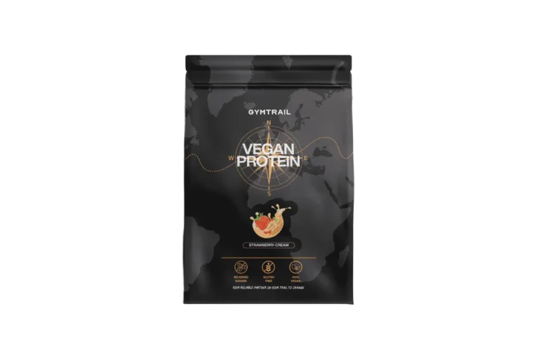 Schwarze Verpackung von Gymtrail Vegan Protein mit einer Weltkarte im Hintergrund, einer Kompassgrafik und einer Illustration von Erdbeeren und Sahne. Die Symbole am unteren Rand heben die Nährwerte, den hohen Proteingehalt und den Geschmack hervor.
