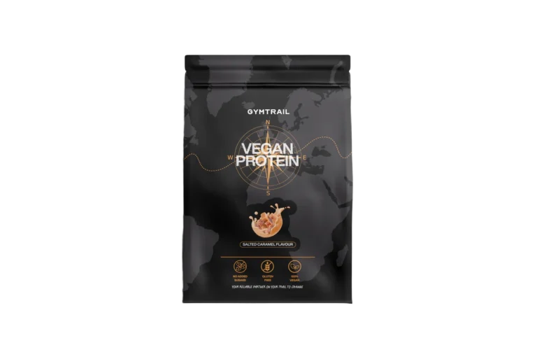 Ein schwarzer Beutel mit der Aufschrift GYMTRAIL VEGAN PROTEIN mit der Grafik eines Karamellwirbels und Symbolen für hohen Proteingehalt, wenig Zucker und kein Soja. Der Hintergrund zeigt ein dezentes Weltkartenmotiv.
