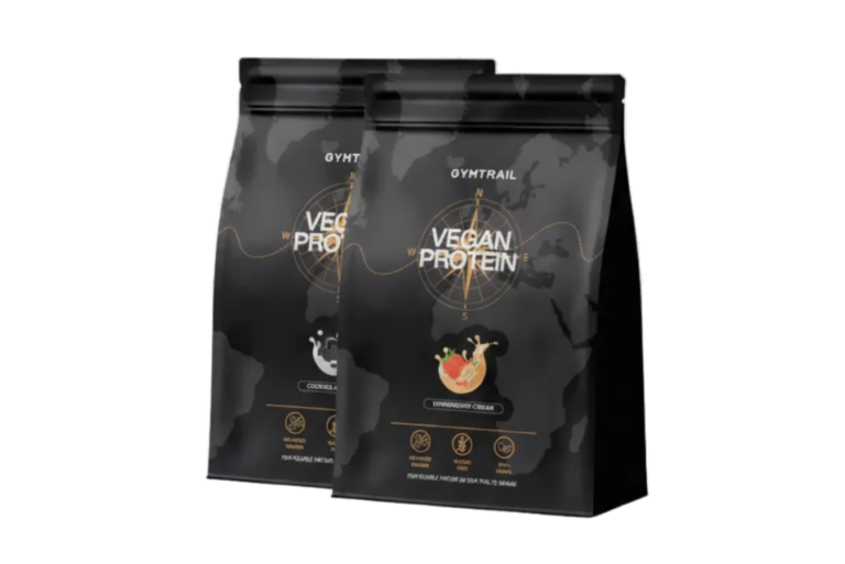 Zwei schwarze Beutel mit Gymtrail Vegan Protein sind nebeneinander abgebildet und zeigen verschiedene Geschmacksrichtungen - Kokosnuss und Erdbeersahne - vor einem dezenten Hintergrund mit einer Weltkarte.