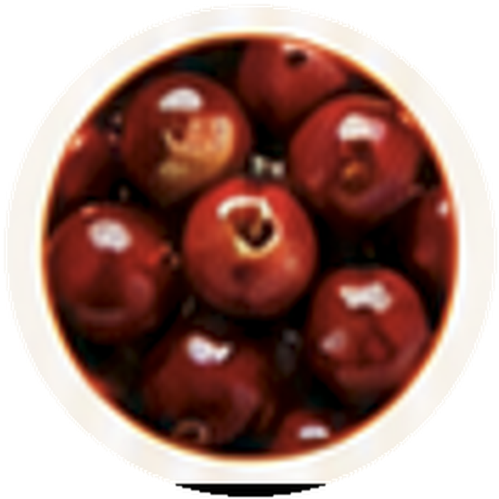 Eine Nahaufnahme mehrerer ganzer, leuchtend roter Beeren, die in einer runden Schale beieinander liegen.